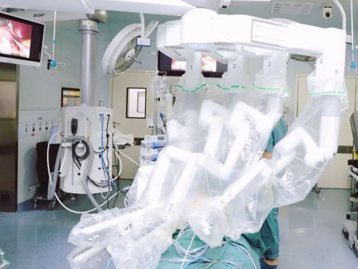 What equipment is used for the heat-sealing production of TPU protective covers for surgical robots?