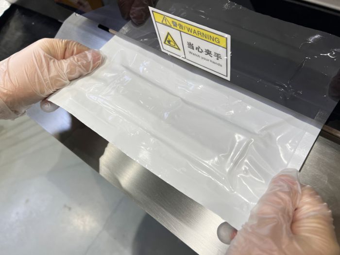 What factors affect the service life of a fully automatic vacuum sealing machine?
