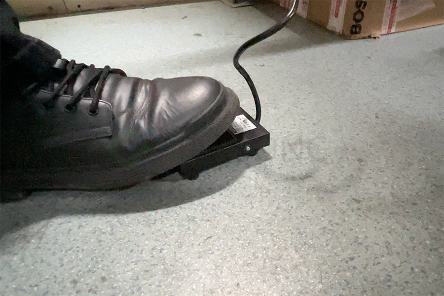 start with start button or foot pedal